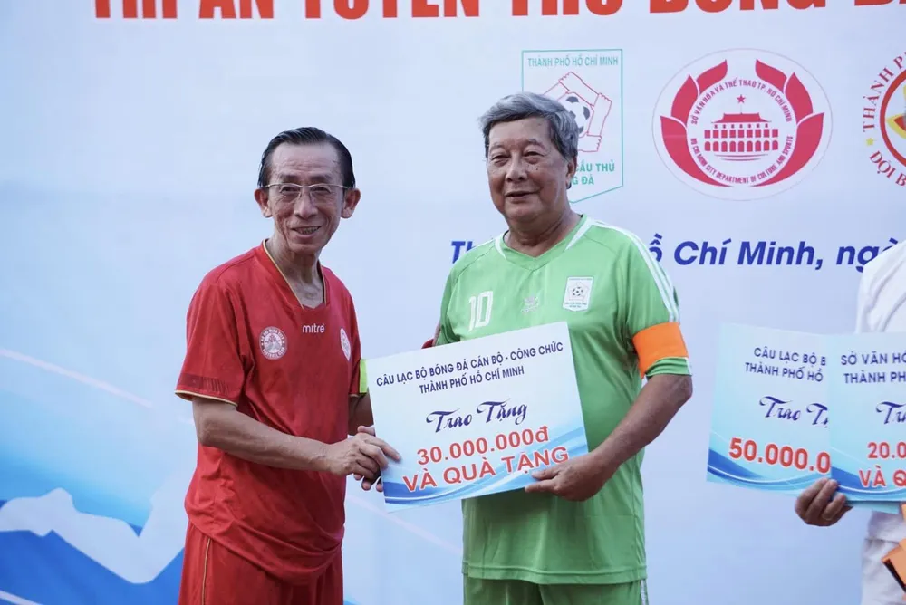Ông Hồ Nguyễn, Tổng thư ký Chi hội cựu cầu thủ TPHCM thay mặt các cựu danh thủ nhận quà tặng từ nhà tài trợ của sự kiện này
