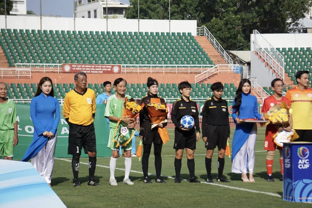 Cuối chương trình là trận đấu giao hữu giữa các cựu cầu thủ, quan khách
