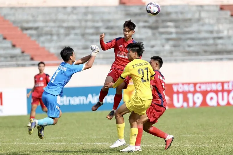 Khánh Hòa (áo đỏ) thua đau trước Hà Nội từ pha "đốt" lưới nhà ở phút 89