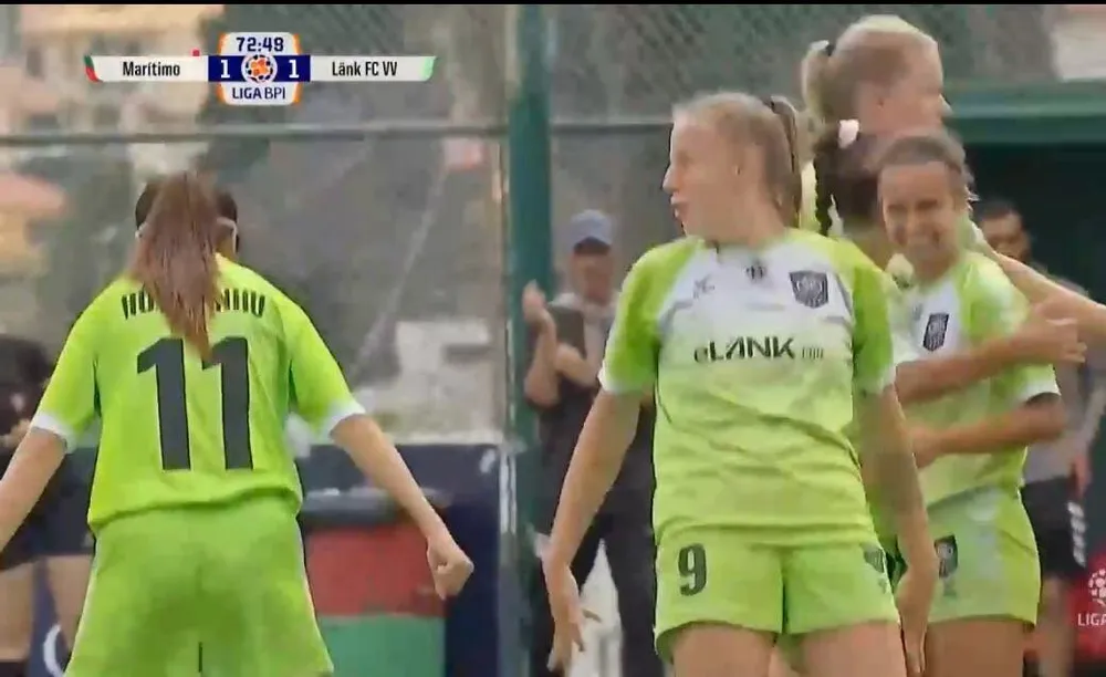 Huỳnh Như và Schmidt ăn mừng bàn thắng theo phong cách của CR7