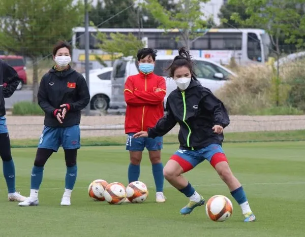 Nhiều cầu thủ bắt đầu đeo khẩu trang trên sân tập