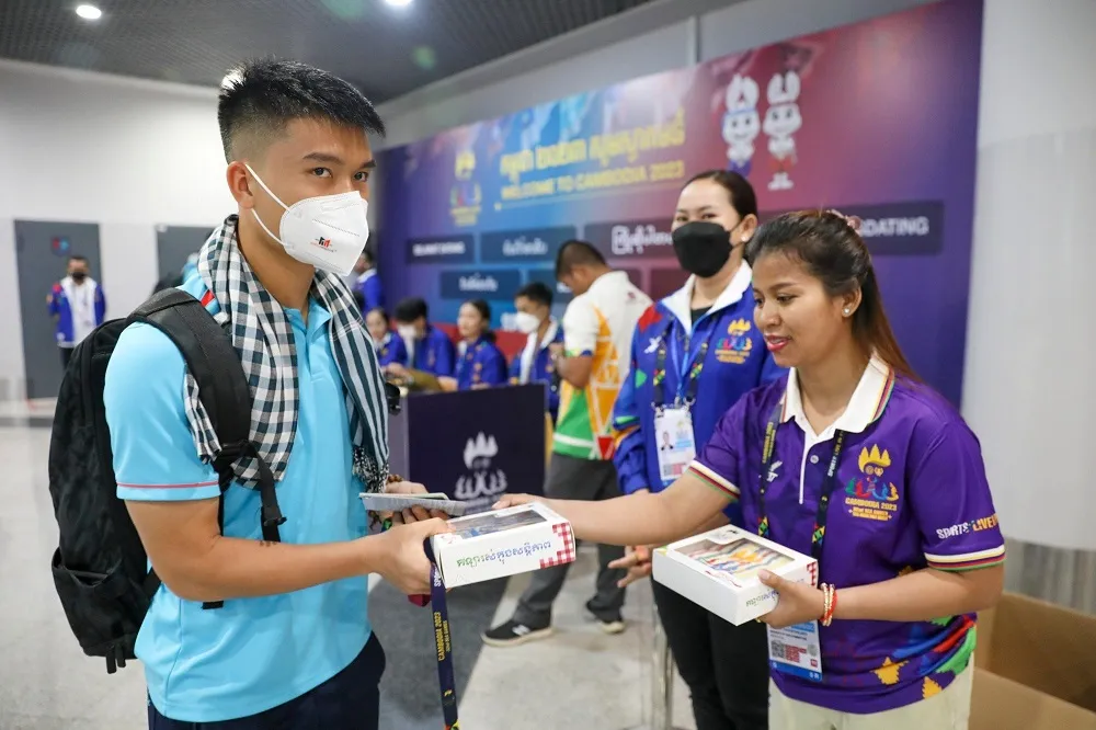 Các cầu thủ xuất trình Hộ chiếu và thẻ tham dự SEA Games vốn được phát ở Việt Nam. Các tình nguyện viên dán tem và dây đeo để hoàn tất thủ tục kích hoạt, kèm một hộp quà tặng có chiếc khăn rằn dân tộc