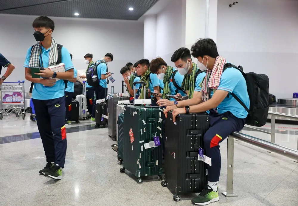 Các cầu thủ hoàn tất thủ tục ngồi nghỉ chờ cả đoàn để cùng rời sân bay