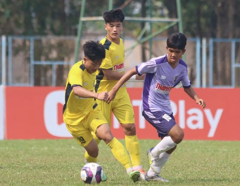 Bình Dương (áo trắng) bị loại từ vòng bảng sau 3 trận thua