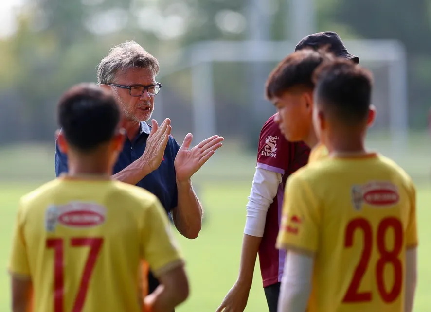 Tại buổi tập chiều 27-4, HLV trưởng Philippe Troussier vận hành các bài tập chuyên môn, chính vì thế mà giới truyền thông chỉ được phép tác nghiệp trong khoảng 20 phút đầu. Ông muốn các học trò có được sự tập trung tốt nhất cho các nội dung quan trọng của buổi tập diễn ra sau đó cũng như nhằm có sự bảo mật cần thiết về chiến thuật. Ảnh: ĐOÀN NHẬT