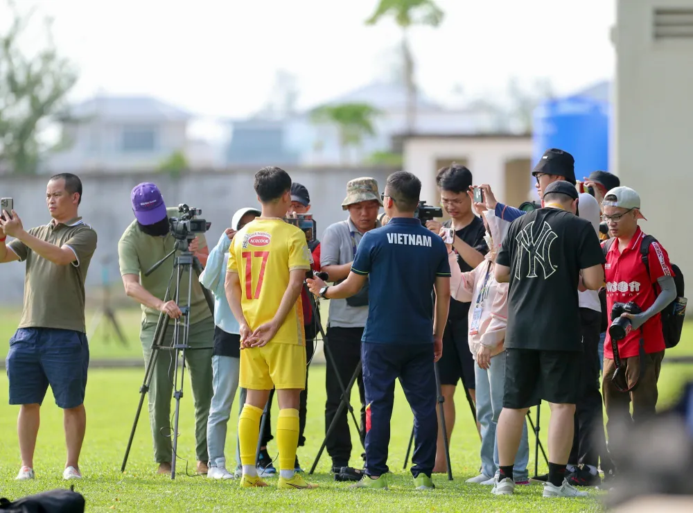 “Chúng tôi đã được xem một số trận đấu của U22 Lào qua video, qua đó có thể biết được họ đá chiến thuật gì, có điểm mạnh gì để chúng ta hạn chế và điểm yếu gì để có thể tấn công vào. Họ là đội bóng mạnh, không thể xem thường. Chúng tôi sẽ phải giữ tinh thần tốt, chuẩn bị sẵn sàng với thử thách này”, Đức Phú nhấn mạnh. Ảnh: QUỲNH MAI