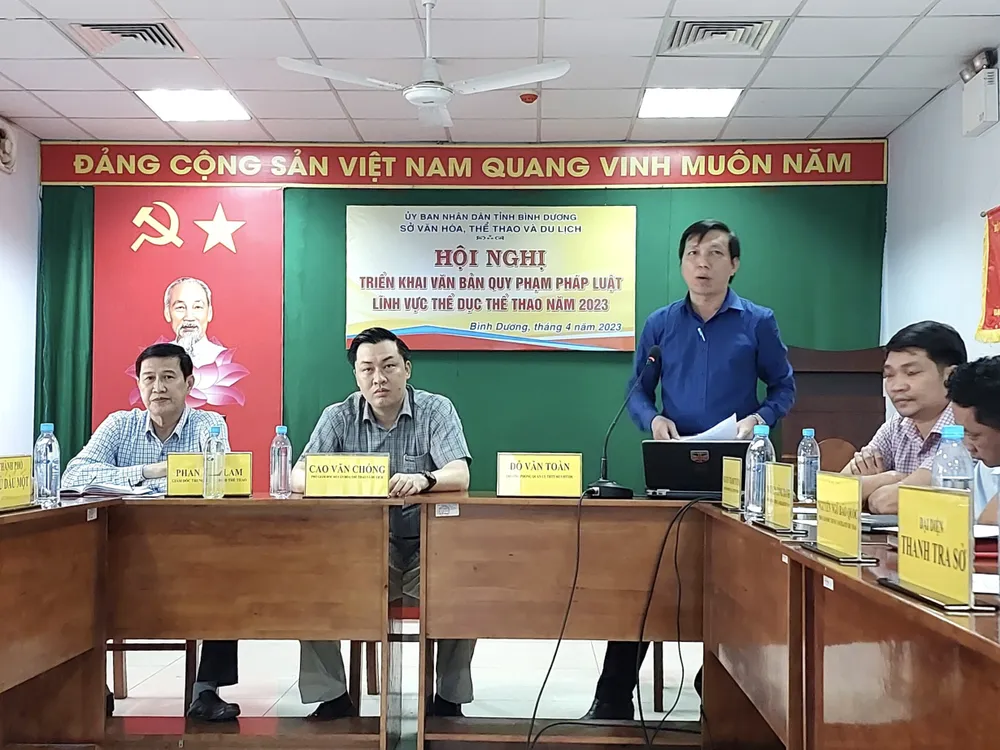 Ông Đỗ Văn Toàn - Trưởng phòng Quản lý TDTT, Sở VHTTDL triển khai các Văn bản tại Hội nghị