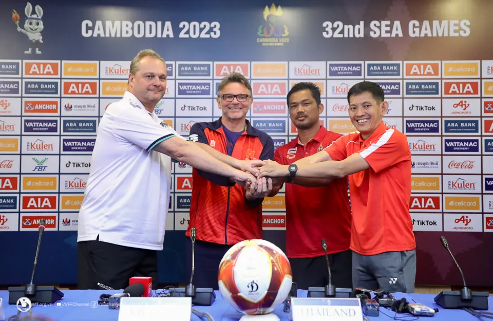 HLV các đội U22 Việt Nam, Lào, Thái Lan và Singapore tại buổi họp báo. Ảnh: ANH KHOA