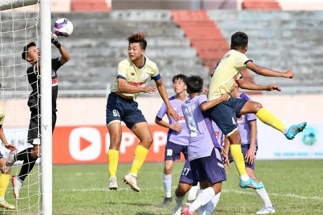 Hà Nội (áo vàng) giành chiến thắng 3-1 trước Đồng Tháp