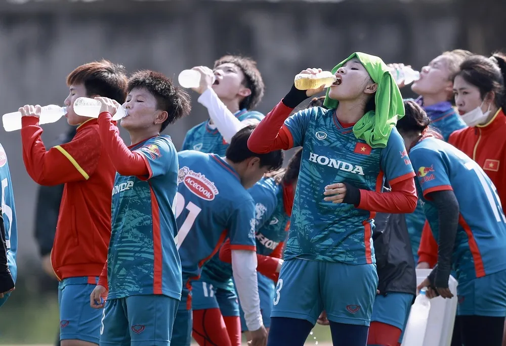 Các cầu thủ tiếp nước giữa buổi tập. Thời tiết nắng gắt hiện nay sẽ là "đối thủ" đáng ngại với các đội tham dự