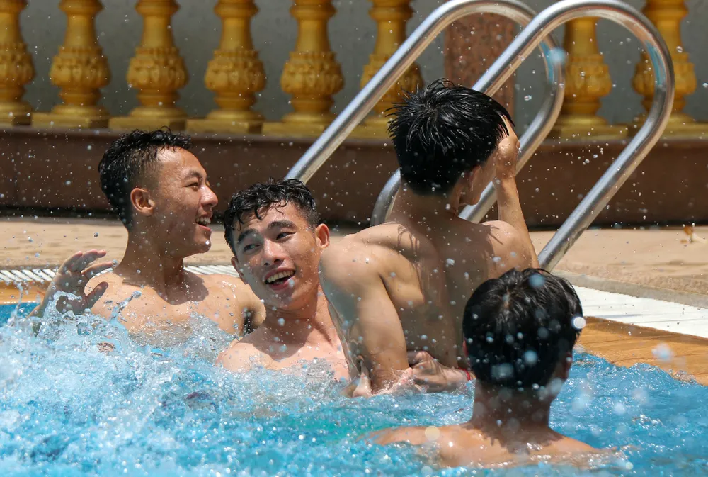 Việc cho các học trò xuống nước thư giãn thay vì ra sân tập phục hồi không phải là lần đầu tiên ông Troussier áp dụng ở SEA Games 32. Sau trận thắng Lào, các cầu thủ cũng vào phòng tập gym thay vì ra sân tập như những lần trước