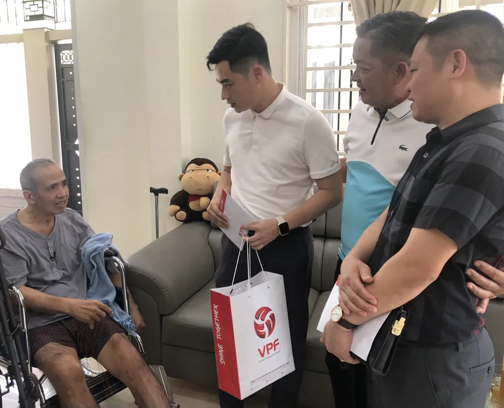 Đại diện Công ty Hoành Sơn và Công ty VPF trao tặng những phần quà đến ông Trần Văn Hiệp