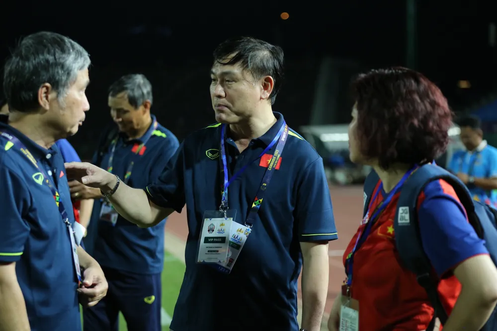 Phó chủ tịch VFF Trần Anh Tú trò chuyện cùng TTK VFF Dương Nghiệp Khôi, ông Khôi còn là lãnh đội bóng đá nữ Việt Nam tại SEA Games 32