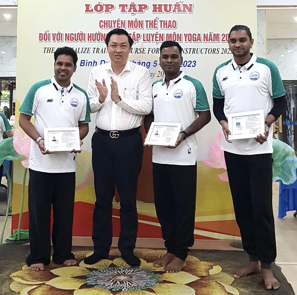 Ông Cao Văn Chóng – PGĐ Sở Văn hóa, Thể thao và Du lịch trao giấy chứng nhận cho học viên