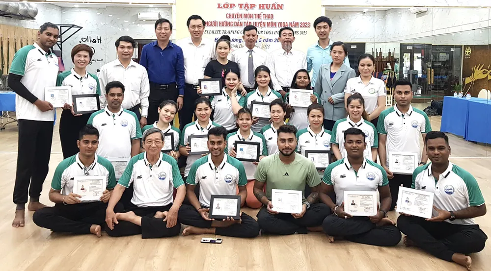 Ban tổ chức cùng giảng viên chụp hình lưu niệm với học viên của lớp