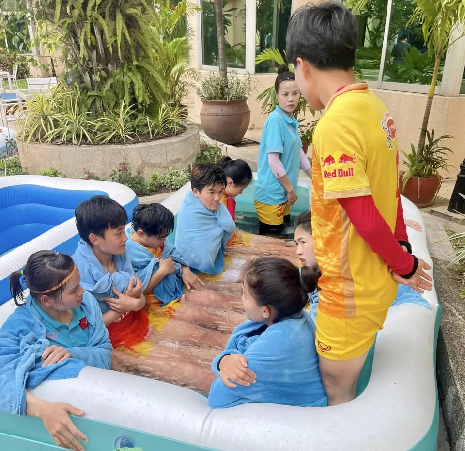 Các cầu thủ tập phục hồi sau trận bán kết