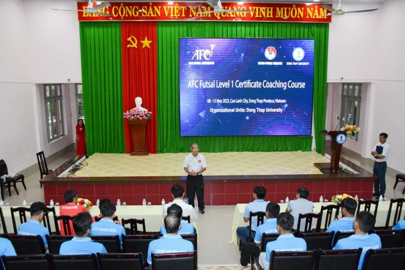 Ông Ngô Lê Bằng phát biểu tại lễ bế giảng