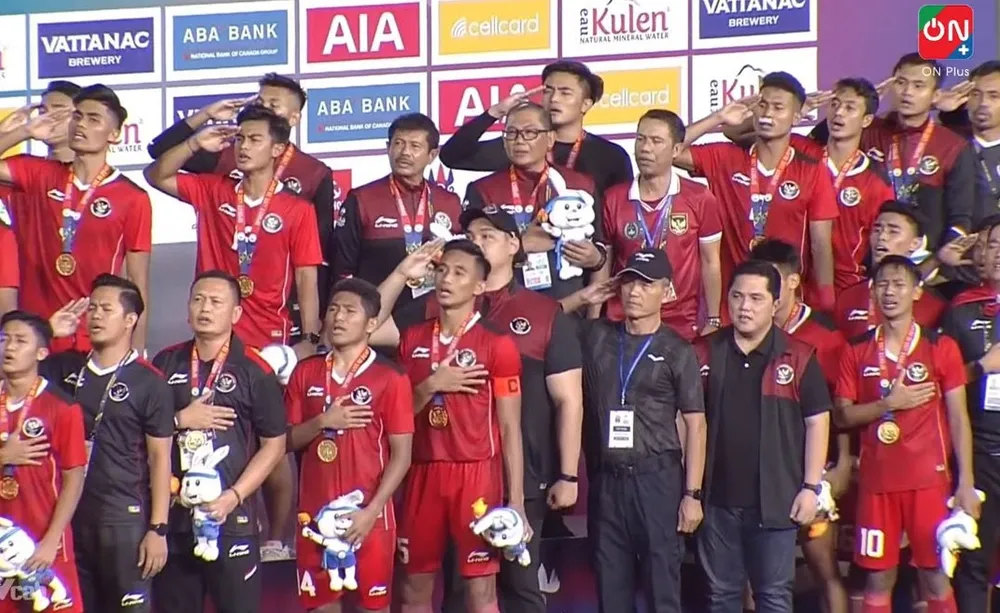 Niềm vui của U22 Indonesia sau khi đoạt huy chương vang SEA Games 32