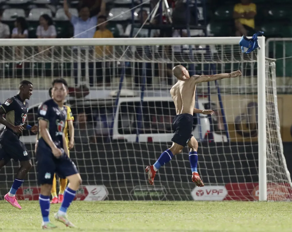 Thanh Bình phấn khích tung áo ăn mừng sau bàn gỡ hòa vào cuối trận cho HA.GL. Ảnh: MINH TRẦN