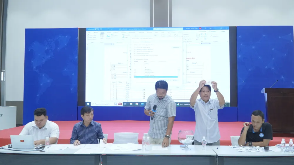 Ban tổ chức điều hành phần bốc thăm chia bảng vòng loại