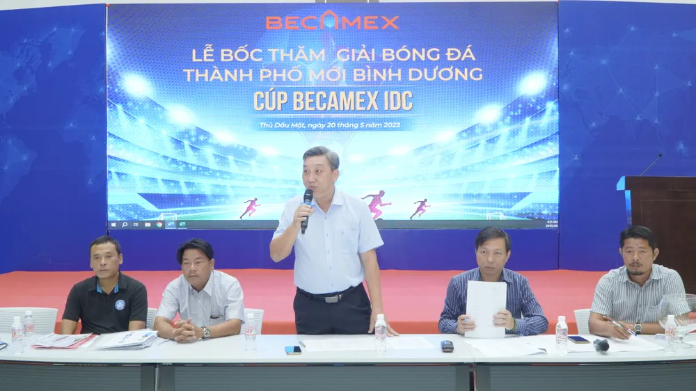 Ông Nguyễn Danh Tùng, đại diện Công ty Becamex IDC phát biểu chào mừng các đội tham dự giải năm nay