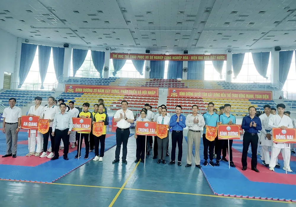 Ban tổ chức chụp ảnh lưu niệm cùng với các đội và trọng tài tại lễ khai mạc