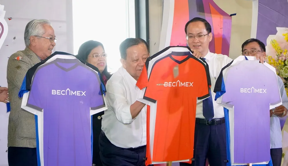 Ông Nguyễn Văn Hùng, Chủ tịch HĐQT Tổng công ty Becamex IDC - đơn vị tài trợ cho Giải qua 16 lần tổ chức, ký tên vào chiếc áo mẫu lưu niệm tại lễ khai mạc. Tại giải lần này, 155 đội tham dự giải sẽ được Ban tổ chức phát 2 bộ/đội với các màu xanh và đỏ.