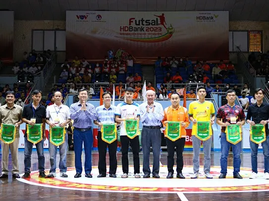 Ban tổ chức trao cờ lưu niệm đến đại diện các đội tham dự giải