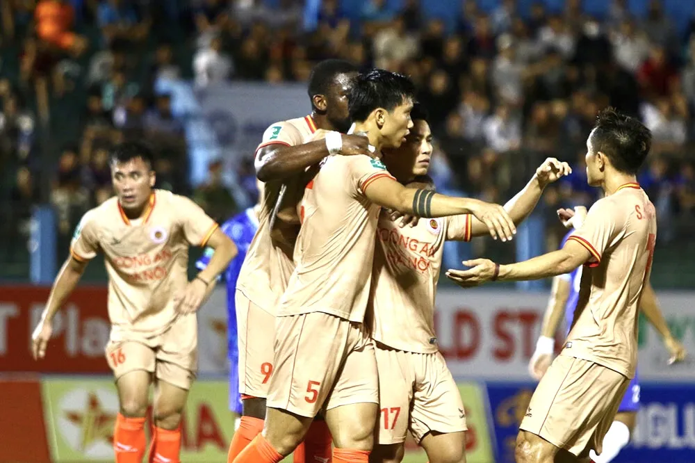 Phong độ ổn định cùng ưu thế sân nhà, 3 điểm khó thoát khỏi CAHN FC ở vòng 10 Phong độ ổn định cùng ưu thế sân nhà, 3 điểm khó thoát khỏi CAHN FC ở vòng 10