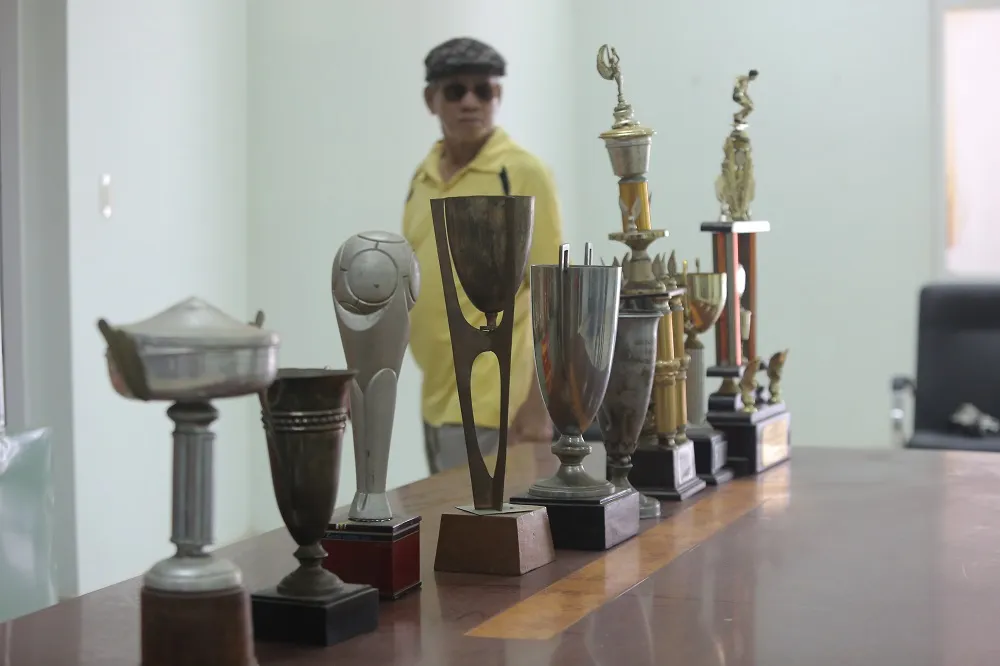 Ông Trần Văn Châu bên cạnh những chiếc Cúp tại phòng truyền thống của bóng đá Đà Nẵng