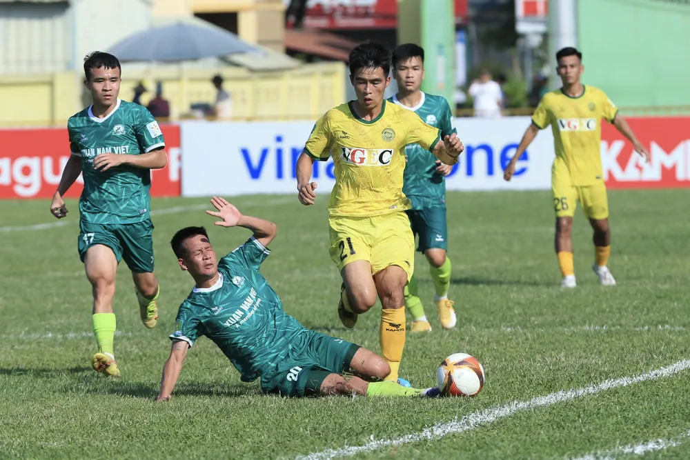 Hòa Bình bất phân thắng bại cùng Phù Đổng. Ảnh: MINH HOÀNG