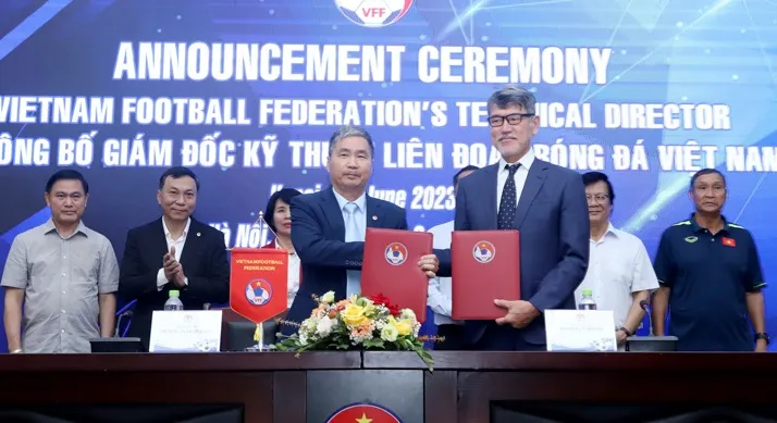 Ông Takeshi cùng TTK VFF Dương Nghiệp Khôi tại buổi lễ ký hợp đồng