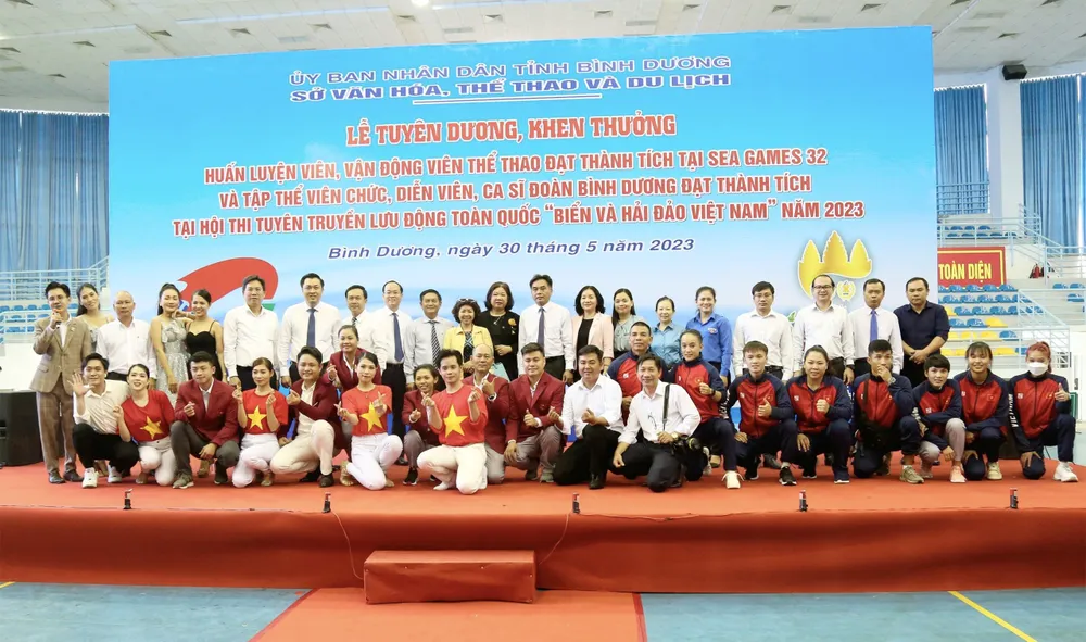 Lãnh đạo tỉnh và các HLV, VĐV, diễn viên, ca sĨ đoàn Bình Dương và đại diện các doanh nghiệp chụp hình lưu niệm tại lễ tuyên dương