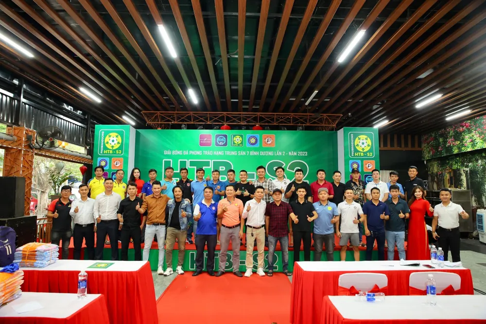 Đại diện các đội tham dự giải chụp ảnh lưu niệm cùng BTC