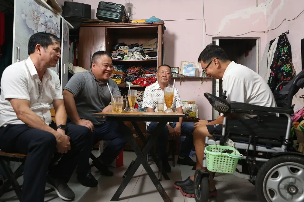 Ban tổ chức chương trình đến thăm hỏi, chia sẻ và động viên cựu cầu thủ đang gặp hoàn cảnh khó khăn này