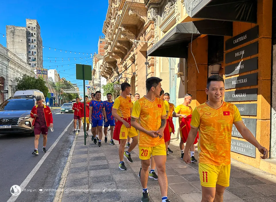 Toàn đội di chuyển đến sân tập sau khi ổn định nơi nghỉ ngơi Toàn đội di chuyển đến sân tập sau khi ổn định nơi nghỉ ngơi