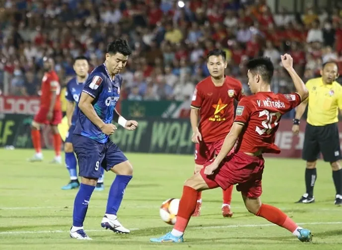 Đức Chinh ít có cơ hội trước hàng thủ chắc chắn của đội chủ nhà