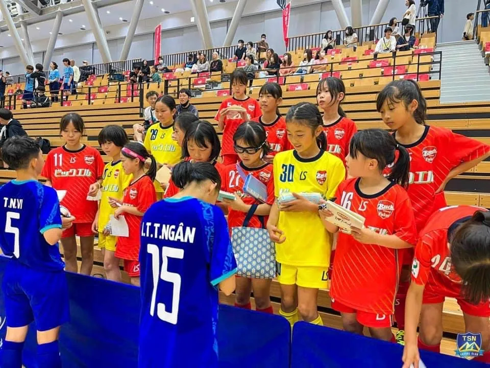 Cả đội giao lưu cùng các CĐV nhí tại Nhà thi đấu Cả đội giao lưu cùng các CĐV nhí tại Nhà thi đấu