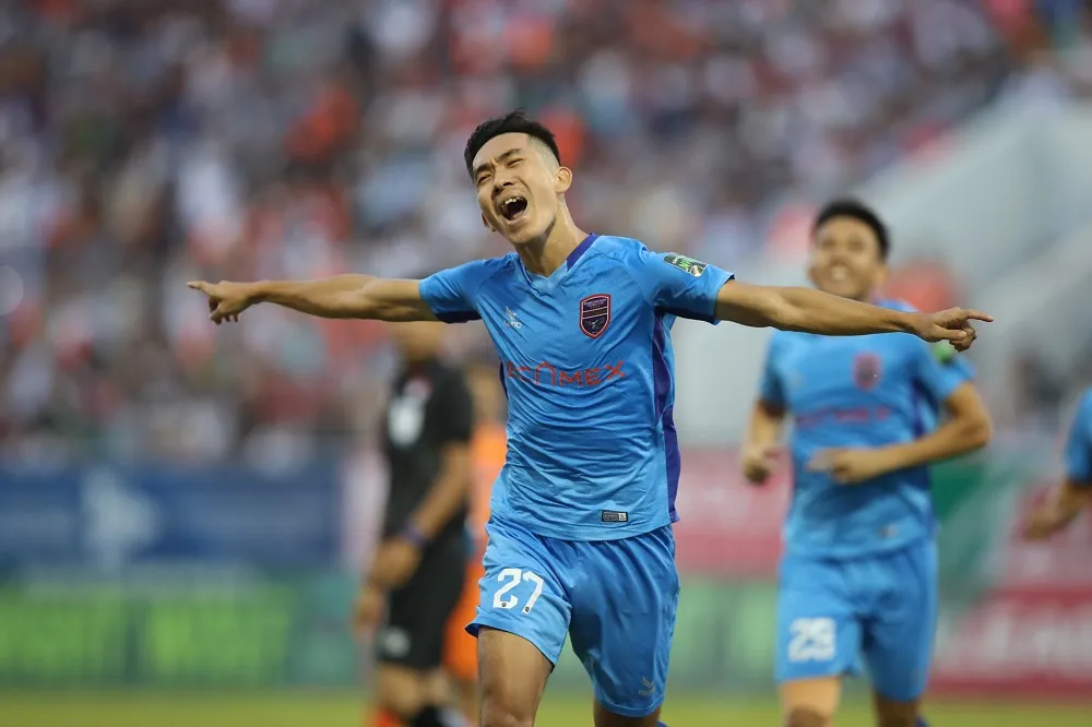 Hải Quân ghi bàn giúp đội khách vươn lên dẫn trước 1-0 ngay vào phút thứ 3