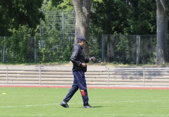 HLV Mai Đức Chung kiểm tra mặt sân