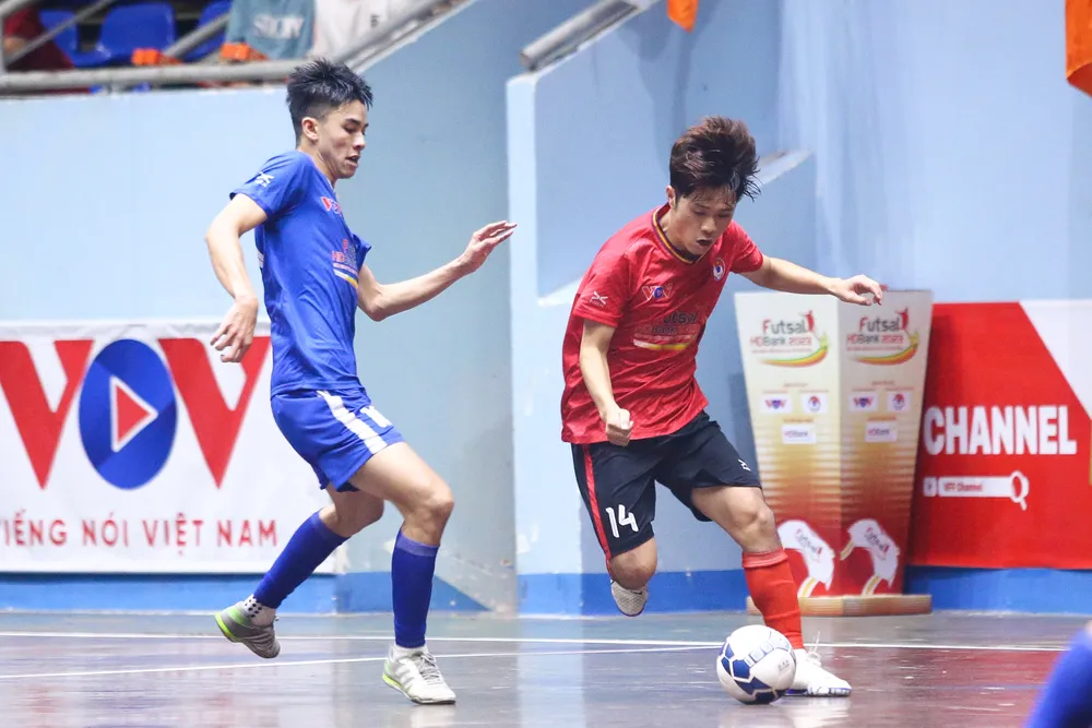 Đại học Đà Lạt (áo đỏ) thắng áp đảo Cao đẳng FPT Tây Nguyên