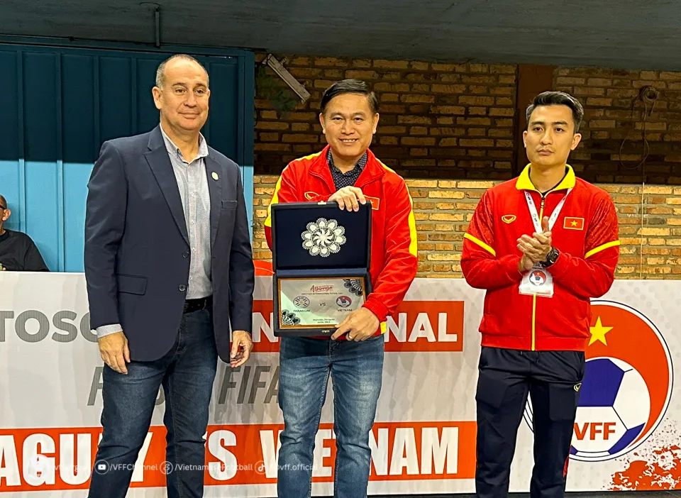 Đại diện LĐBĐ Paraguay trao quà lưu niệm đến Phó chủ tịch VFF Trần Anh Tú