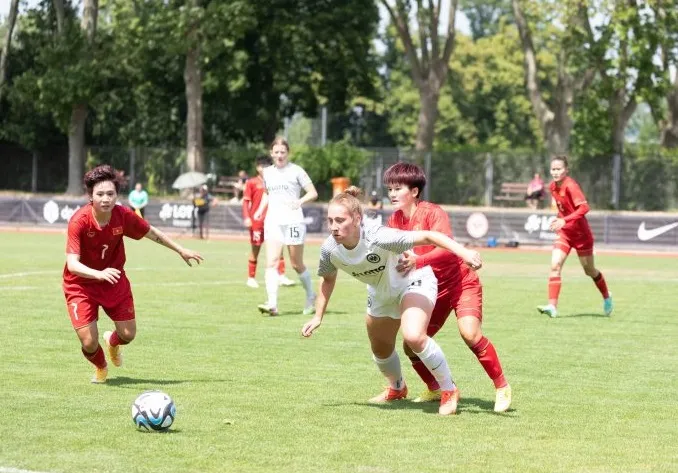 Đội tuyển nữ Việt Nam còn 1 trận đấu với CLB nữ Short Mainz trước khi di chuyển sang Ba Lan