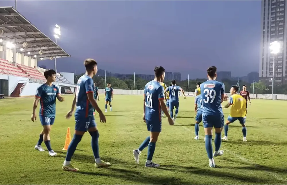 Công Phượng ra sân tập sau với nhóm 2 Công Phượng ra sân tập sau với nhóm 2