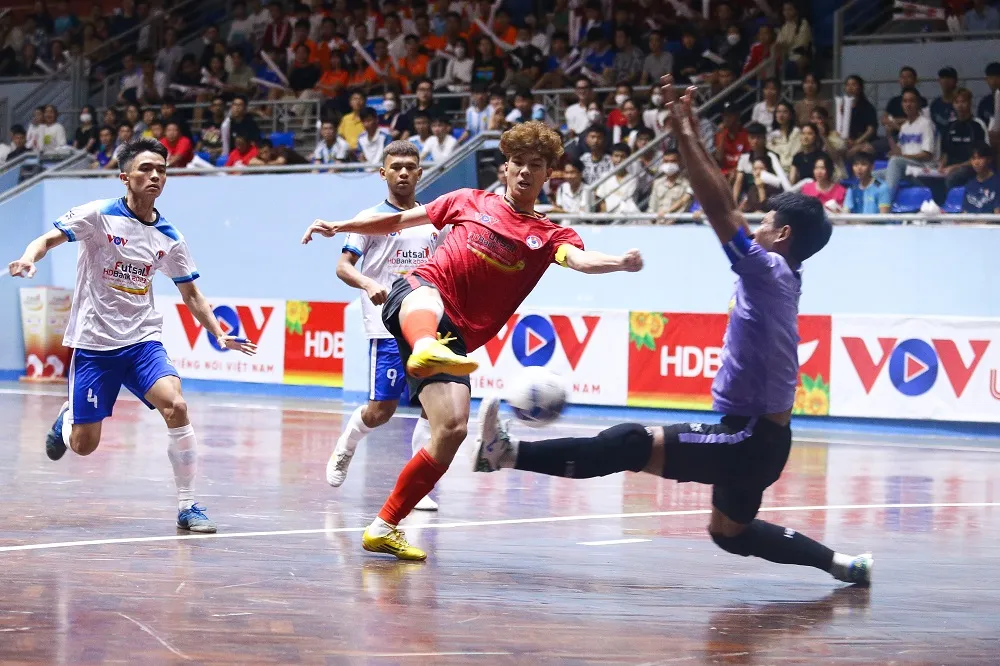 Các trận đấu tại giải diễn ra gay cấn, thu hút sự quan tâm của đông đảo khán giả