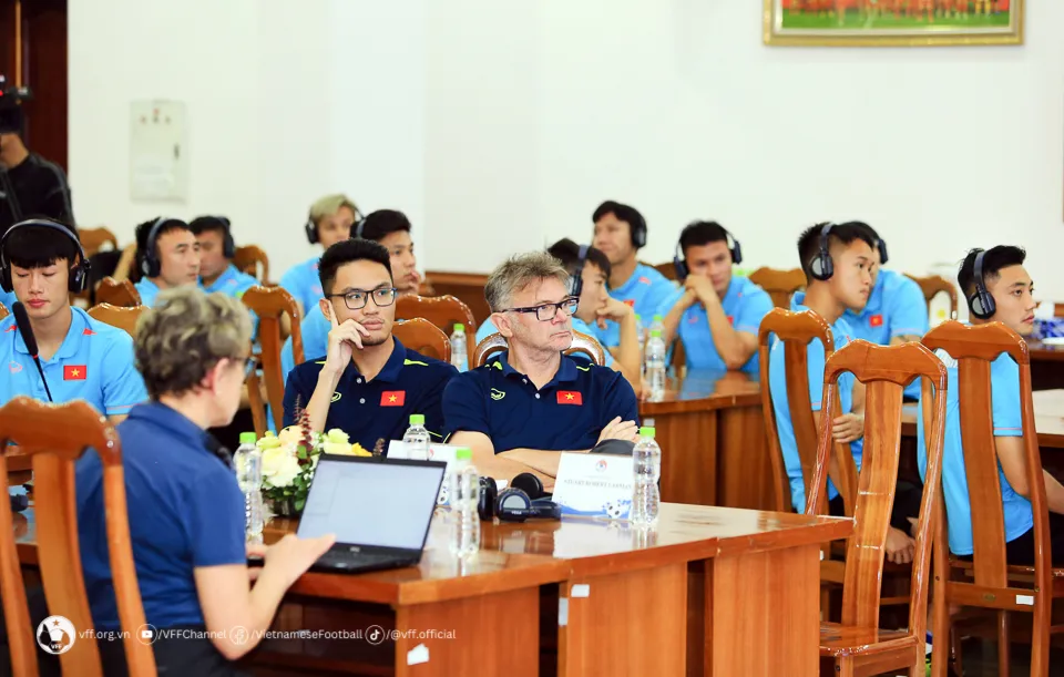 HLV Troussier đến tham dự lễ bế mạc