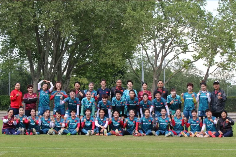 Toàn đội tuyển nữ Việt Nam chụp ảnh lưu niệm cùng Tiến sĩ Ellena Tuner trước buổi tập