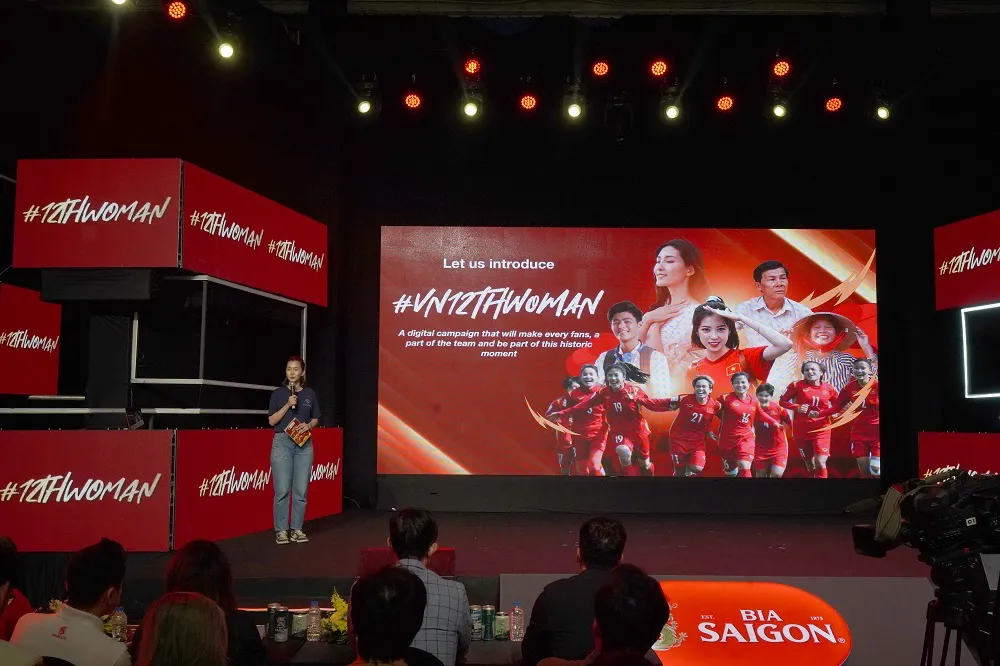 Bà Chi Lê, đại diện nhà sản xuất ViewFinder chia sẻ tại buổi ra mắt Dự án phim tài liệu về đội tuyển bóng đá nữ Việt Nam