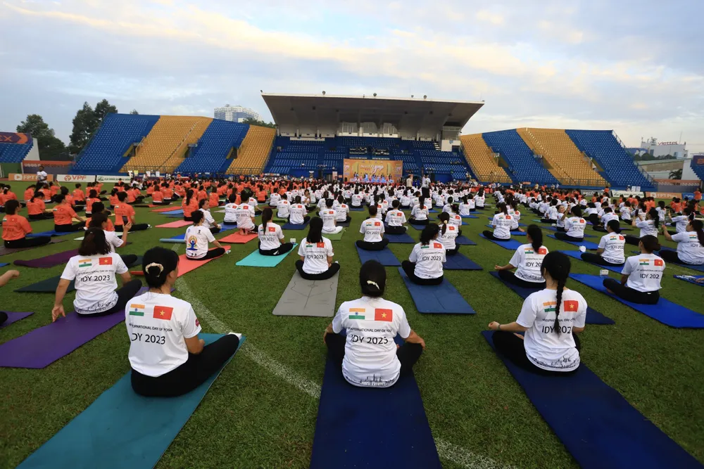 Hơn 1000 huấn luyện viên, hội viên tham gia đồng diễn tại Ngày Quốc tế Yoga Bình Dương