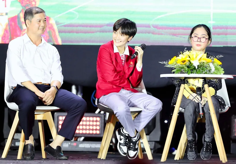 Trần Ngọc Mai (giữa), cùng mẹ và HLV Vũ Mạnh Cường trong phần giao lưu